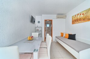 Apartment, 1 Schlafzimmer (N1) | Wohnbereich | Flachbildfernseher