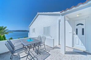 A white building with a balcony overlooking a sea view. - Apartment Lozovina - Panoramic Sea View (Seget)