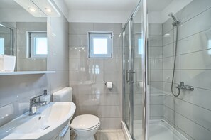 Lejlighed - 1 soveværelse (N1) | Badeværelse | Bruser, håndklæder, Sæbe, Toiletpapir