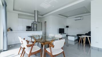 Superior Villa, 2 Bedrooms, Non Smoking, Kitchen | In-room dining