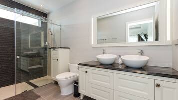 Villa Supérieure, 3 chambres, non-fumeurs, cuisine | Salle de bain | Douche, douche à « effet pluie », sèche-cheveux, serviettes fournies