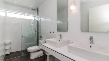 Superior Villa, 3 Bedrooms, Non Smoking, Kitchen | Bilik Mandi | Pancuran mandi, hulu semburan mandi hujan, pengering rambut