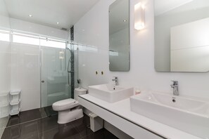 Superior Villa, 3 Bedrooms, Non Smoking, Kitchen | Bathroom | Shower, rainfall showerhead, hair dryer, towels - Orchid Paradise Homes OPV313 (Hua Hin)