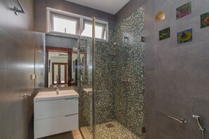 Standard Villa, 3 Bedrooms, Non Smoking, Kitchen | Bathroom