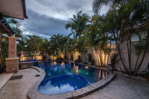 Hồ bơi ngoài trời 