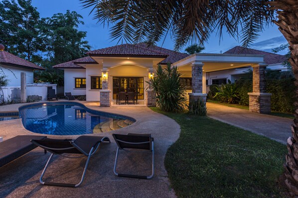 Fassade der Unterkunft – Abend/Nacht