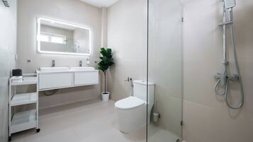 Standard Villa, 4 Bedrooms, Non Smoking, Kitchen | Bathroom | Shower, hydromassage showerhead, hair dryer, towels