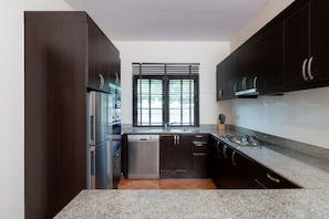 Vila standard, 4 quartos, para não fumantes, cozinha | Cozinha privada | Geladeira grande, micro-ondas, fogão, cooktop