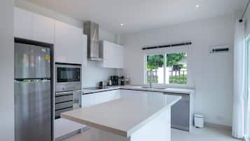 Villa Standard, 4 chambres, non-fumeurs, cuisine | Cuisine privée | Grand réfrigérateur, micro-ondes, four, plaque de cuisson