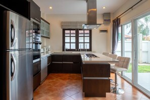Villa Standard, 4 chambres, non-fumeur, cuisine | Cuisine privée | Réfrigérateur grande capacité avec congélateur, four à micro-ondes