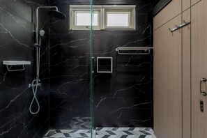 Standaard villa, 3 slaapkamers, niet-roken, keuken | Badkamer | Een douche, een regendouche, een haardroger, handdoeken