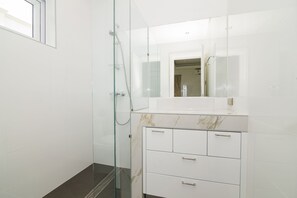 Villa Supérieure, 3 chambres, non-fumeurs, cuisine | Salle de bain | Douche, douche à « effet pluie », sèche-cheveux, serviettes fournies