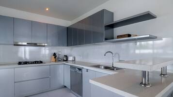 Superior Villa, 3 Bedrooms, Non Smoking, Kitchen | Private kitchen | Full-sized fridge, microwave, oven, stovetop