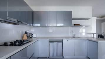 Superior Villa, 3 Bedrooms, Non Smoking, Kitchen | Private kitchen | Full-sized fridge, microwave, oven, stovetop