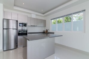 Villa superior, 3 habitaciones, para no fumadores, cocina | Cocina privada | Refrigerador con congelador, microondas, horno y parrilla de estufa 