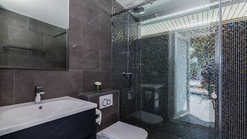 Grand Villa, 5 Bedrooms, Non Smoking, Kitchen | Bathroom | Shower, rainfall showerhead, hair dryer, towels