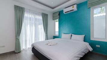Grand Villa, 5 Bedrooms, Non Smoking, Kitchen | 5 bedrooms, individually decorated, blackout curtains