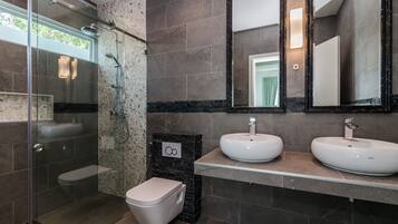 Grand Villa, 5 Bedrooms, Non Smoking, Kitchen | Bathroom