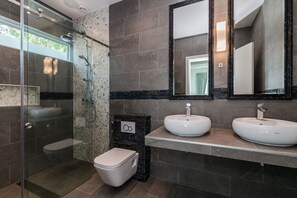 Grand Villa, 5 Bedrooms, Non Smoking, Kitchen | Bathroom | Shower, rainfall showerhead, hair dryer, towels - Orchid Paradise Homes OPV301 (Hua Hin)