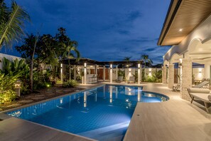 Una piscina al aire libre