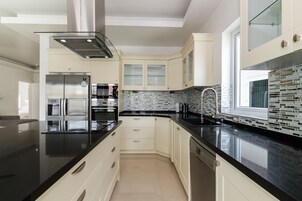Vila superior, 3 quartos, para não fumantes, cozinha | Cozinha privada | Geladeira grande, micro-ondas, fogão, cooktop