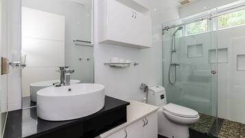 Villa Supérieure, 3 chambres, non-fumeurs, cuisine | Salle de bain | Douche, douche à « effet pluie », sèche-cheveux, serviettes fournies