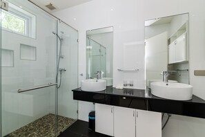 Superior Villa, 3 Bedrooms, Non Smoking, Kitchen | Bathroom | Shower, rainfall showerhead, hair dryer, towels - Orchid Paradise Homes OPV210 (Hua Hin)