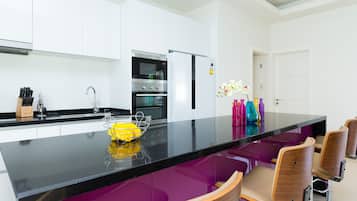 Villa Supérieure, 3 chambres, non-fumeurs, cuisine | Cuisine privée | Grand réfrigérateur, micro-ondes, four, plaque de cuisson