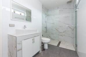 Villa Supérieure, 3 chambres, non-fumeurs, cuisine | Salle de bain | Douche, douche à « effet pluie », sèche-cheveux, serviettes fournies