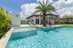 Una piscina al aire libre