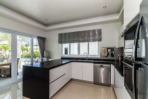 Vila superior, 3 quartos, para não fumantes, cozinha | Cozinha privada | Geladeira grande, micro-ondas, fogão, cooktop