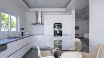 Superior Villa, 3 Bedrooms, Non Smoking, Kitchen | Private kitchen | Full-sized fridge, microwave, oven, stovetop
