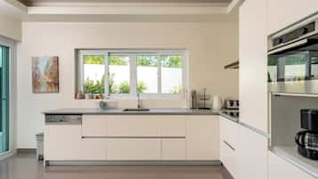 Biệt thự Superior, 5 phòng ngủ, không hút thuốc, bếp | Bếp riêng | Tủ lạnh, lò vi sóng, lò nướng, bếp nấu