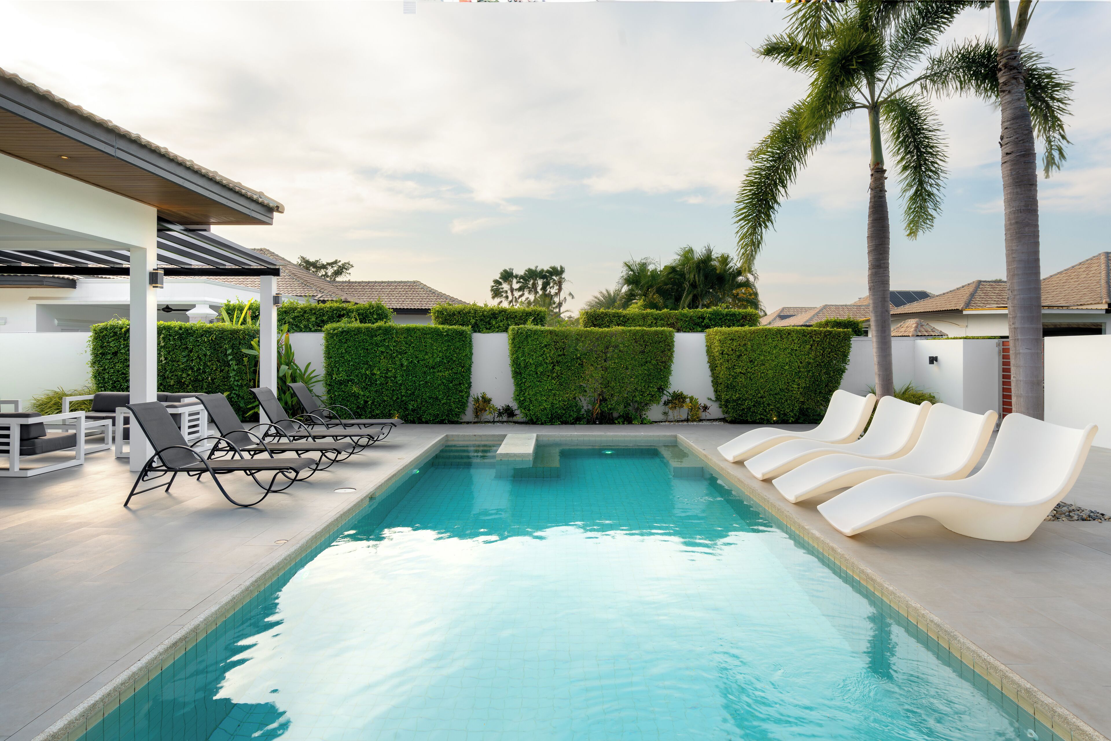 Una piscina al aire libre