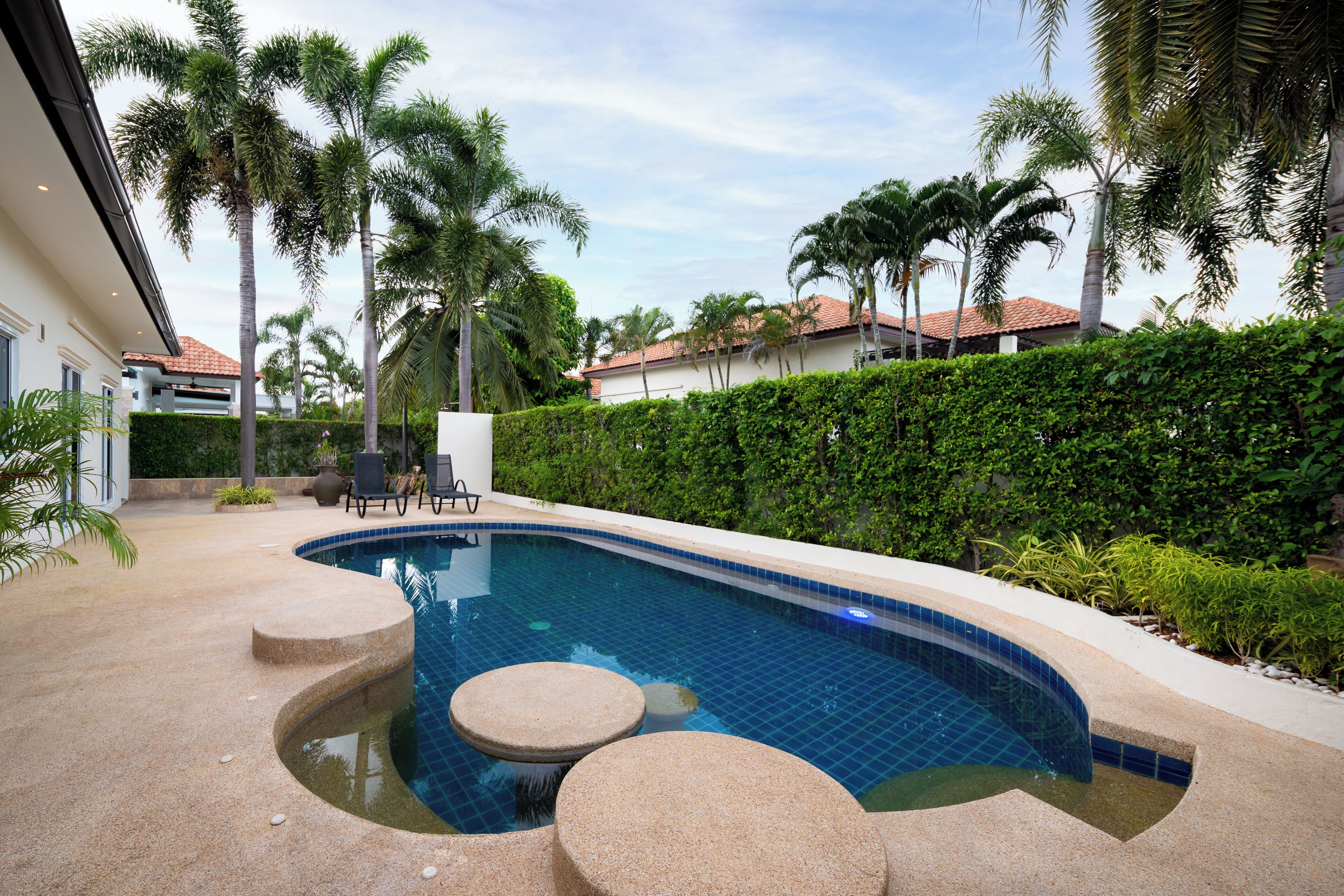 Una piscina al aire libre