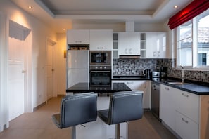 Vila superior, 3 quartos, para não fumantes, cozinha | Cozinha privada | Geladeira grande, micro-ondas, fogão, cooktop