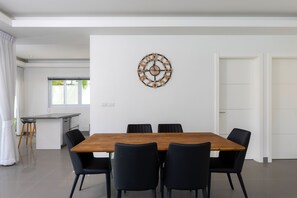 Se sirven desayunos, comidas y cocina tailandesa con vista a la alberca