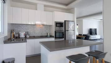 Superior Villa, 3 Bedrooms, Non Smoking, Kitchen | Private kitchen | Full-sized fridge, microwave, oven, stovetop