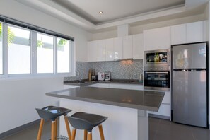 Vila superior, 3 quartos, para não fumantes, cozinha | Cozinha privada | Geladeira grande, micro-ondas, fogão, cooktop