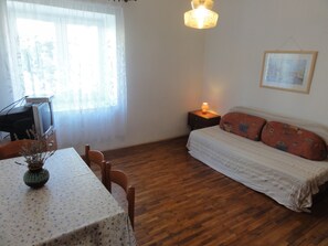 Apartment, 1 Schlafzimmer | Wohnbereich | Fernseher