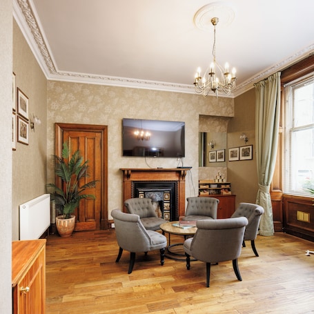 Bar. Cleveden House by The Dunvegan