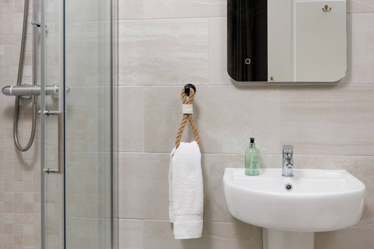 twin or super king room | bathroom | shower, hair dryer, towels, shampoo