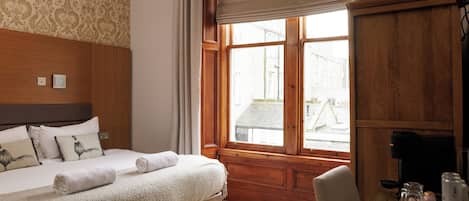 Tabla de planchar con plancha, wifi gratis y ropa de cama