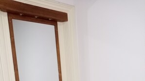 Un aparador de madera con espejo, cajones y un mueble de almacenamiento.