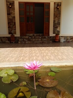 Porch - The Crown Hotel Dambulla (Dambulla)