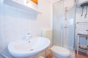 Apartment, 1 Bedroom (N1) | Bathroom | Shower, towels, toilet paper