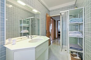 Een douche, een haardroger, een bidet, handdoeken