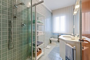 Shower, hair dryer, bidet, towels