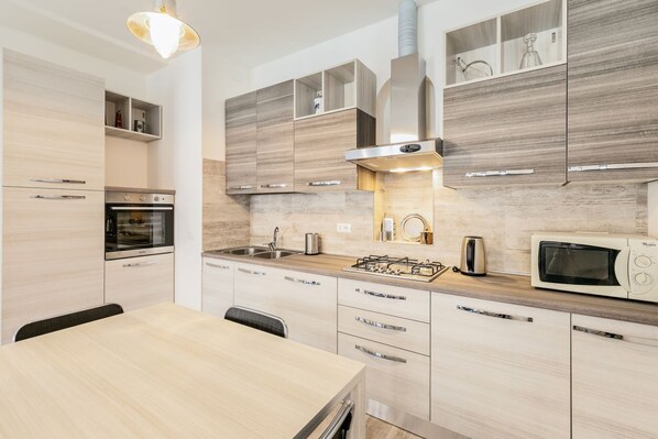 Fridge, microwave, oven, stovetop