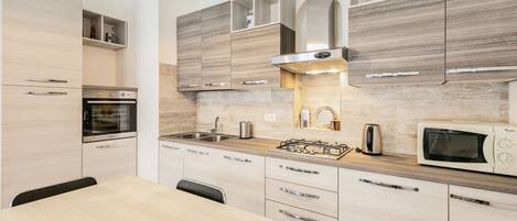 Frigorífico, microondas, horno y placa de cocina